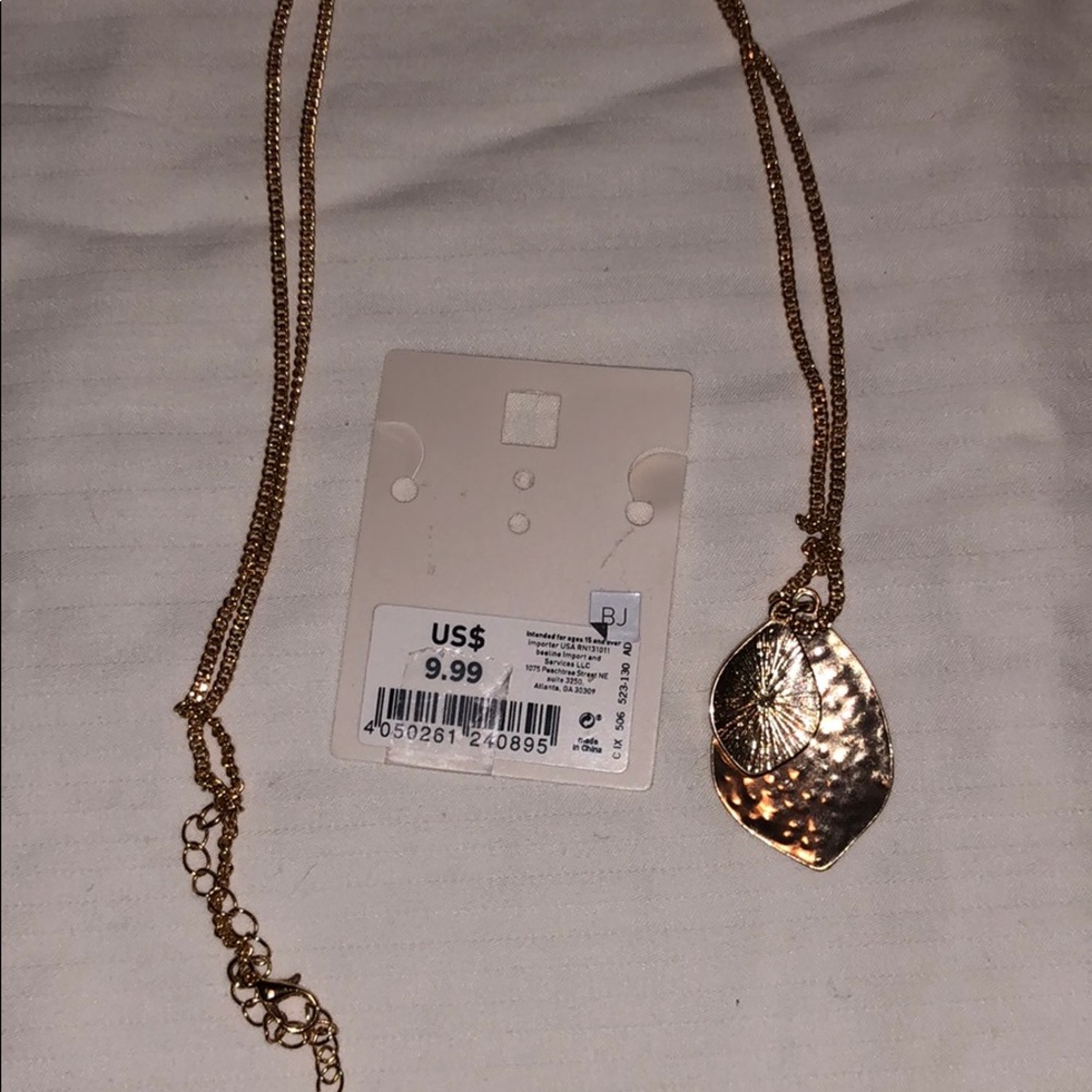 Old navy leaf necklace